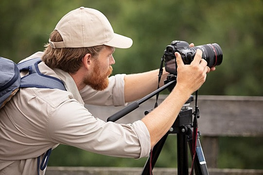 Personne utilisant une caméra vidéo